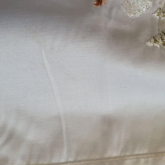 Embroidered Winter Scene Table Runner 39" x 14" Cotton Fabric With Scalloped Edg - Picture 7 of 7